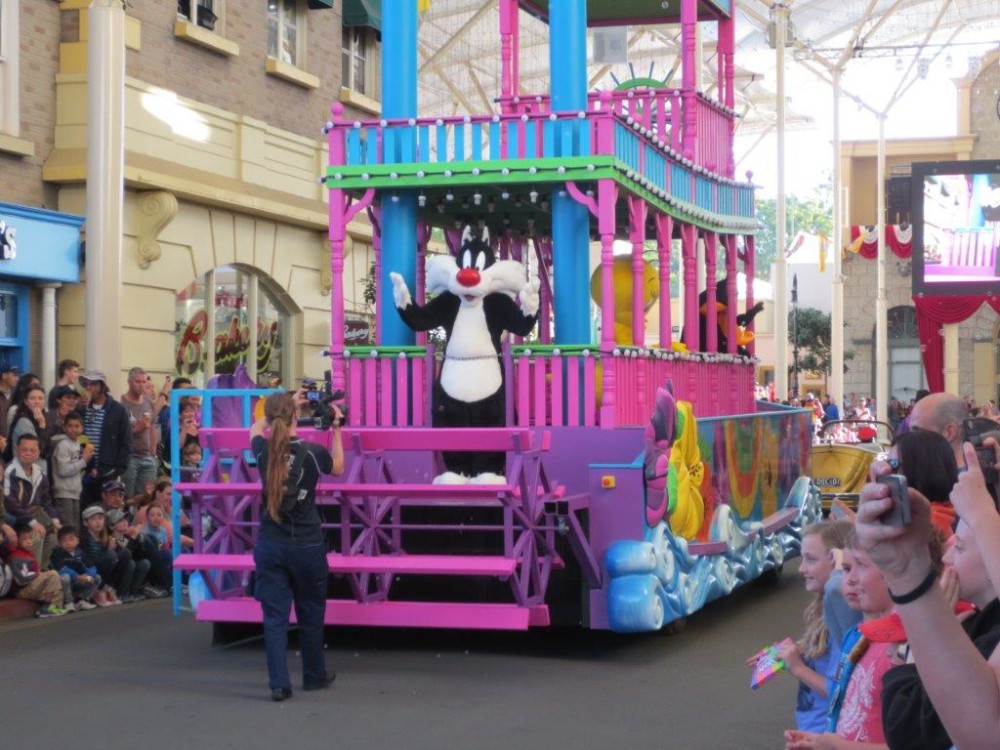 Sufferin' succotash - it's Sylverster in the All Star Street Parade!