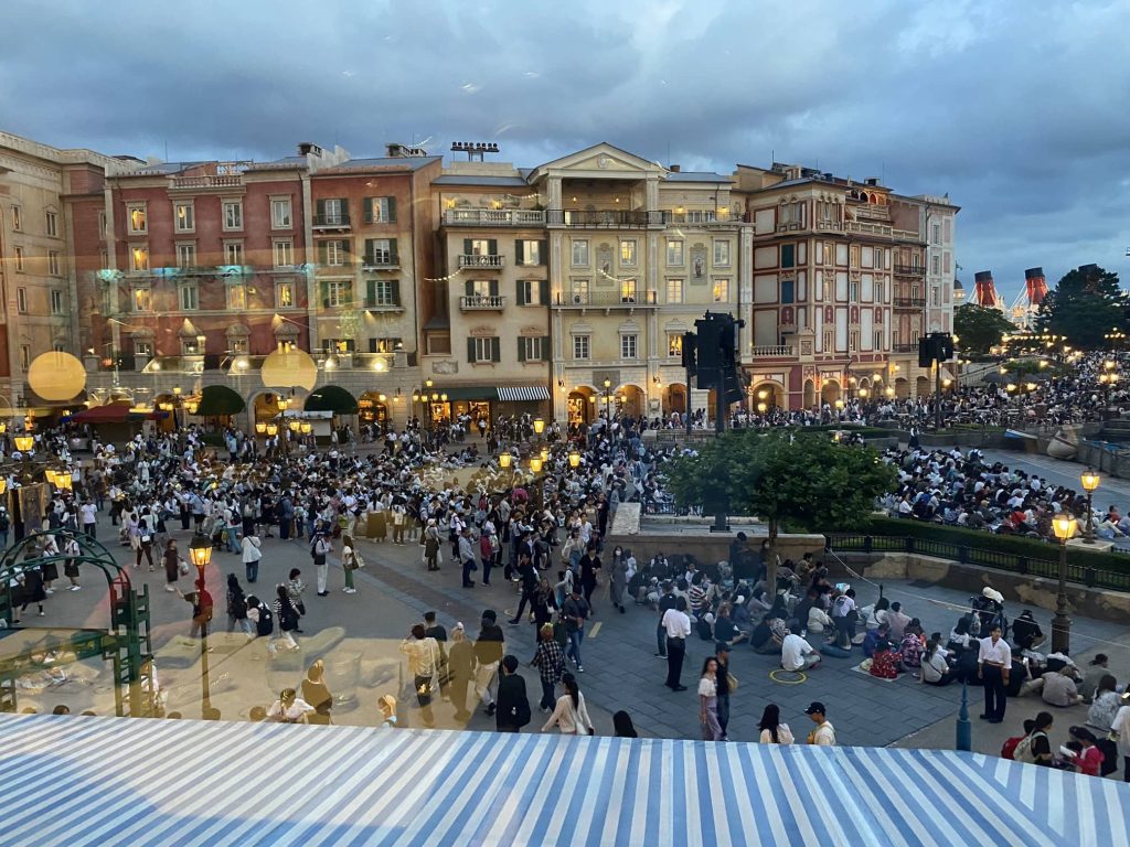Believe! Sea of Dreams show at Tokyo DisneySea can be watched off the restaurant balcony