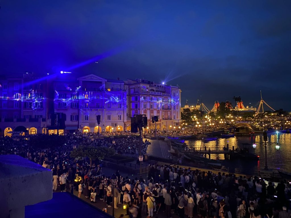 Believe! Sea of Dreams show at Tokyo DisneySea can be watched off the restaurant balcony