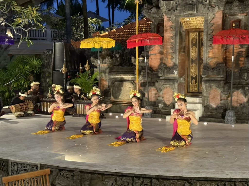 Enjoy a wonderful cultural dinner show at the Passar Senggol restaurant