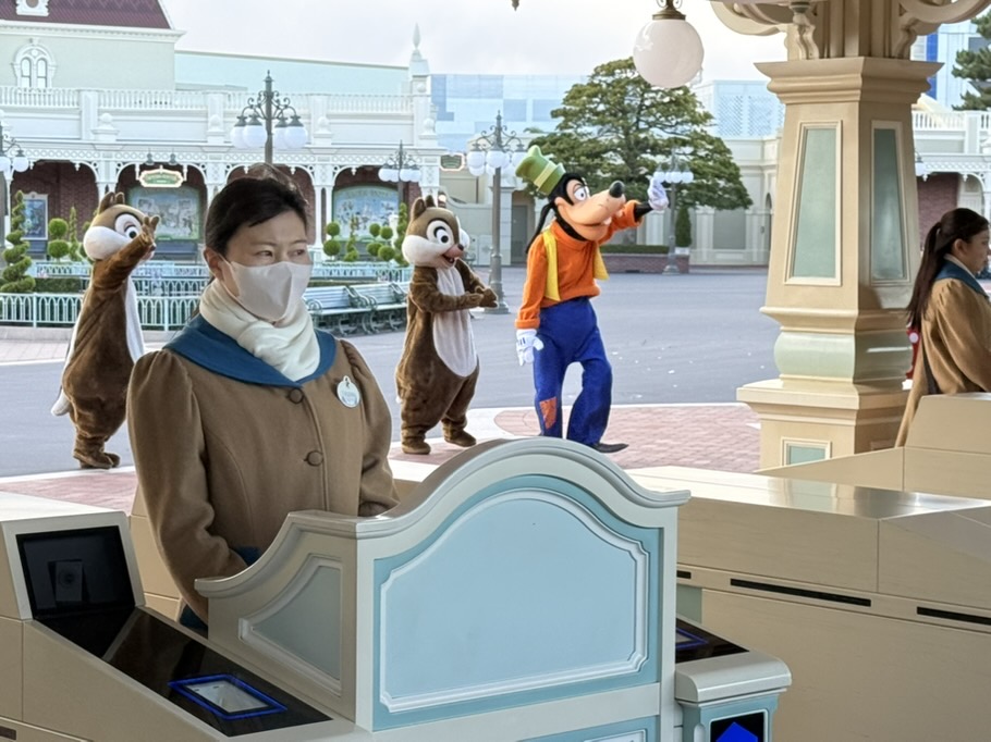 The characters come out to greet the Happy Entry queues