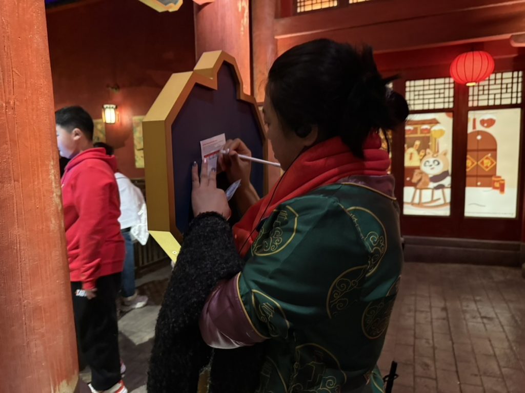 Ride entrance staff will fill in a line on your DAS Pass