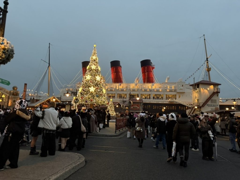 DisneySea Christmas tree queue