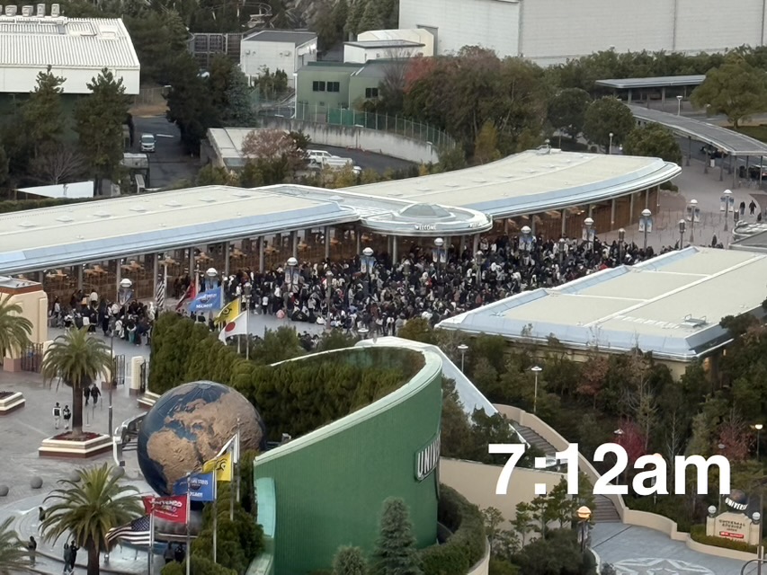 The view of the forming Security area queue at 7:12am from the Kintetsu Hotel
