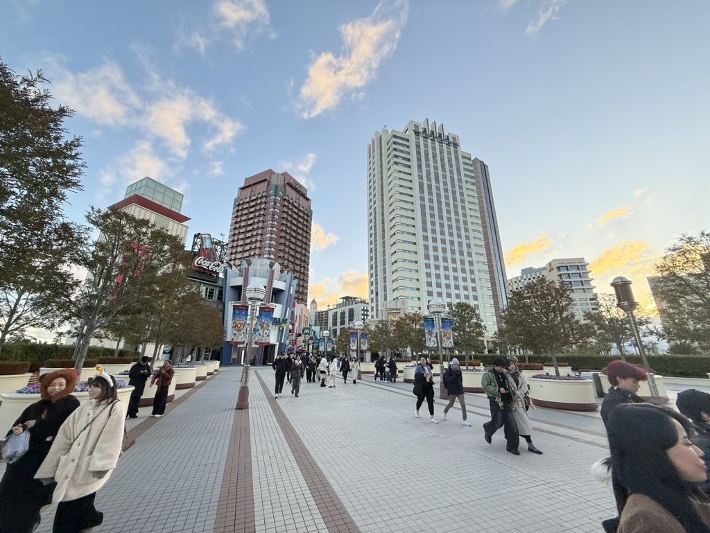 The Kintetsu (pink) on the left and the Park Front on the right are the closest hotels to USJ