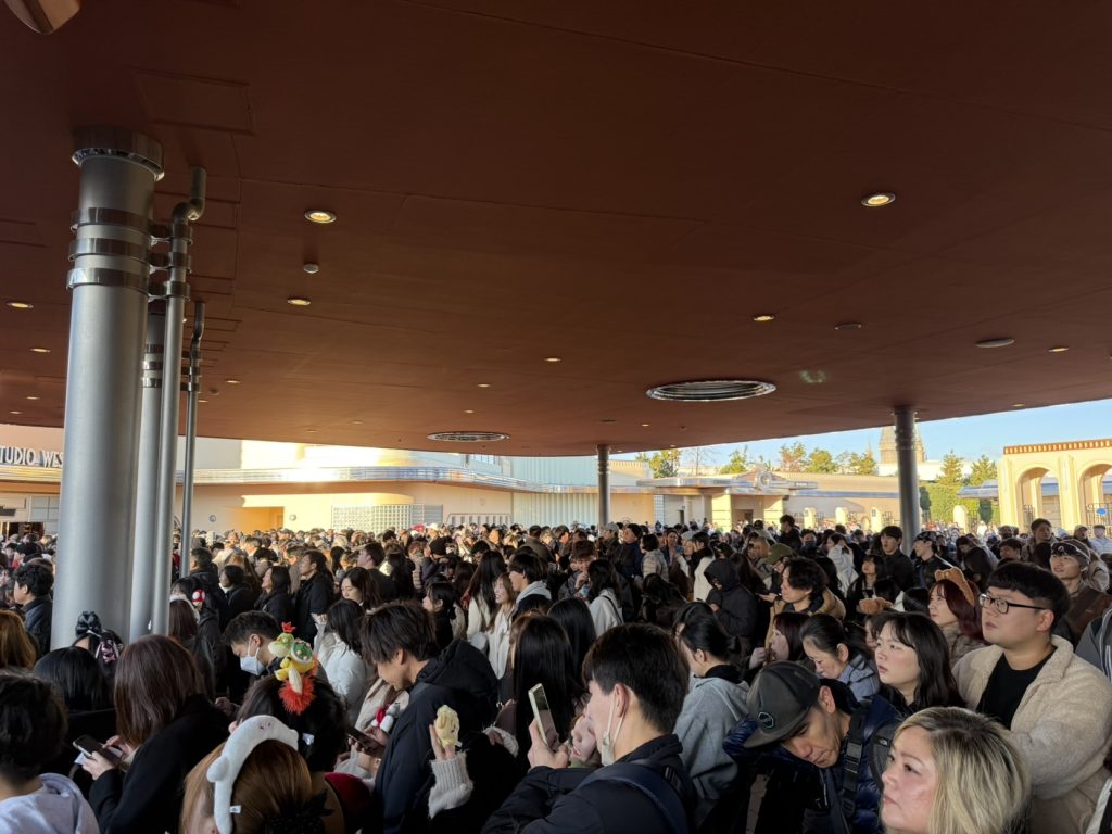 The USJ entrance gates queue is not formed lines