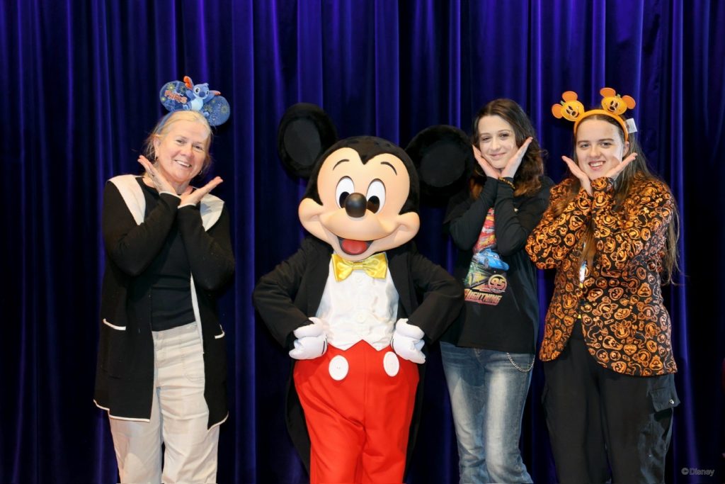 The Priority Card works on a time-return system for character meet & greets